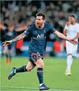  ?? ?? La primera celebració­n de Lionel Messi con la camiseta de PSG, la 121 de su historia en Champions League. Alegría total de la Pulga...