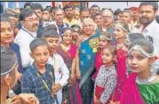  ?? HT PHOTO ?? Governor Anandiben Patel with schoolchil­dren in Prayagraj on Saturday.