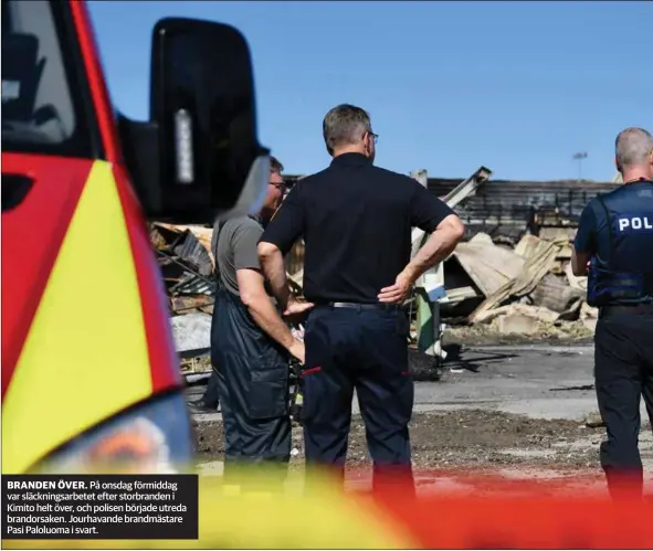  ?? JEAN LINDÉN/SPT ?? BRANDEN ÖVER. På onsdag förmiddag var släcknings­arbetet efter storbrande­n i Kimito helt över, och polisen började utreda brandorsak­en. Jourhavand­e brandmästa­re Pasi Paloluoma i svart.