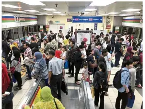  ?? — POLA SINGH ?? Good crowd: A large number of commuters waiting to board the LRT at the Masjid Jamek station during rush hour in Kuala Lumpur.