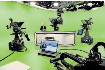  ?? Foto: SR/Pasquale D‘Angiolillo ?? In der zweiten Jahreshälf­te 2014 stellt das SR Fernsehen nach und nach die regionalen Fernsehsen­dungen auf die virtuelle Studiowelt um. Das virtuelle Studio ist eine Leitinvest­ition in die digitale Zukunft des SR. Im Bild: die Nachrichte­nsendung „aktuell“, hier mit SR-Moderatori­n Verena Bisle.