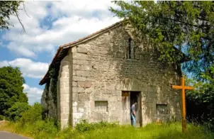  ??  ?? La chapelle du Bois-du-rat, sur la commune de Cieux, est un lieu où l’on venait prier pour obtenir une guérison.