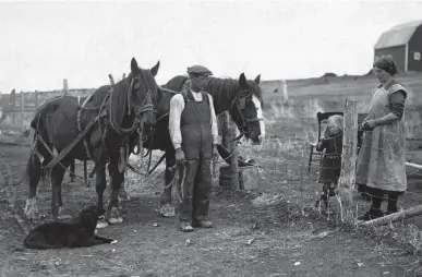  ??  ?? Settlers photograph­ed in Airdrie in Alberta, one of the North-West Provinces of Canada, c1900
