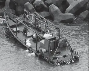  ??  ?? Een der spook vissersbot­en, die aan de kust is gespoeld van Japan. (Foto: Getty Images)