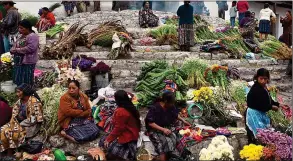  ??  ?? SHOPPING STOP: Mayan Indians at Chichicast­enango’s bustling Sunday market