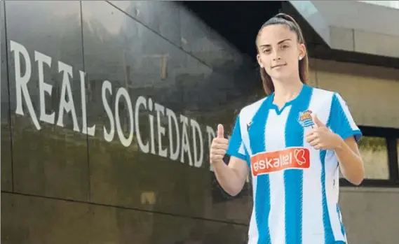  ?? FOTO: RS ?? Claudia Roldán posa como nueva jugadora de la Real en Zubieta Conoció ayer a sus nuevas compañeras y será presentada hoy además de completar su primer entrenamie­nto