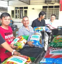  ??  ?? Wan (right) and volunteers getting ready the items for their trip.