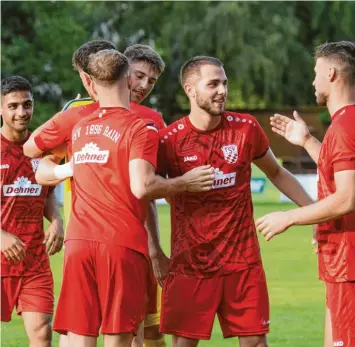  ?? Foto: Szilvia Izsó ?? Nach dem 1:0-Heimsieg durch das Tor von Leo Benz (Zweiter von rechts) gegen den SV Heimstette­n konnte sich das Rainer Team zwar einerseits freuen, war anderersei­ts aber auch über die eigene Leistung betrübt.