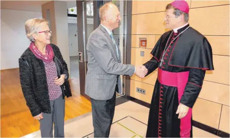  ?? FOTO: GUNTER AIPPERSPAC­H ?? Erzbischof Stephan Burger begrüßt jeden seiner Gäste beim Neujahrsem­pfang persönlich.