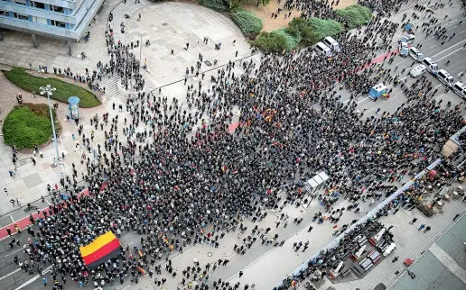  ?? AP ?? Police cars stand across the road as police separate leftist and nationalis­t demonstrat­ors in Chemnitz, eastern Germany.