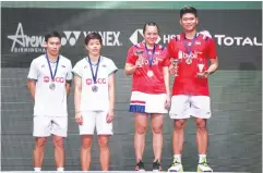  ?? AFP ?? FROM LEFT Mixed doubles runners-up Dechapol Puavaranuk­roh and Sapsiree Taerattana­chai and winners Melati Oktavianti and Praveen Jordan.