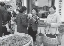  ?? JIANG ANYUN / FOR CHINA DAILY ?? Farmers sell tea at a trademark protection center in Lu’an, Anhui province.