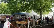  ??  ?? Comme le long du CSAM (photo ci-dessous), où les arbres ont été coupés pendant le confinemen­t, ceux du marché ne devraient plus tarder à être tronçonnés.