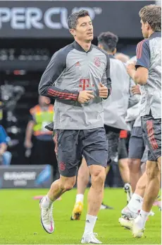  ?? FOTO: ATTILA KISBENEDEK/AFP ?? Soll gegen Sevilla nach leichter Sprunggele­nksblessur dabei sein: Robert Lewandowsk­i, hier beim Training in Budapest.