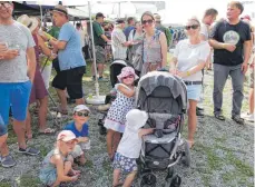  ??  ?? Ganze Familien wandern gemeinsam den Hopfenpfad entlang.