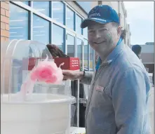  ?? NEWS PHOTO MO CRANKER ?? Randy Gyorkos prepares some cotton candy at the SPCA's Fun Walk/Run event held Saturday morning at the new Pet Valu store in Crescent Heights.