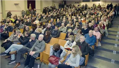  ??  ?? Tutto esaurito L’incontro di lunedì sera all’oratorio di Ponte San Pietro. Ieri, è stata la volta di Calolzioco­rte, stasera invece Baroni sarà a Vimercate