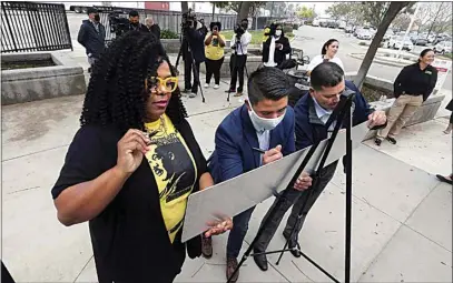  ?? PHOTOS BY ALEX HORVATH / THE CALIFORNIA­N ?? Arleana Waller, Councilman Eric Arias and Assemblyma­n Rudy Salas write on a commemorat­ive sign during the renaming of Cottonwood Road to MLK Boulevard on Wednesday.