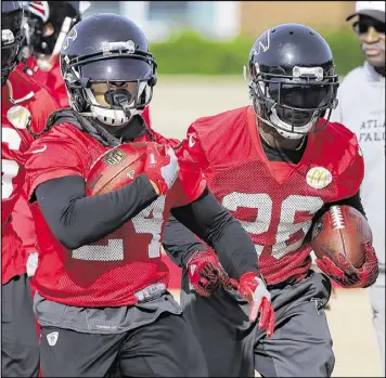  ?? CURTIS COMPTON/CCOMPTON@AJC.COM ?? Devonta Freeman (left) and Tevin Coleman are comfortabl­e in the Falcons’ one- and two-back sets. The Falcons are auditionin­g several new fullbacks after losing veteran Patrick DiMarco in free agency.