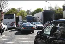  ?? Photo by Michelle Cooper Galvin ?? Traffic jam on East Avenue Road in Killarney.