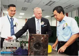  ?? – Bernama ?? New facility: Iskandar Regional Developmen­t Authority chief executive Datuk Ismail Ibrahim (right) and Smith at the mould section after the official opening of the new facility at i-PARK in Kulai.