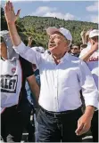  ??  ?? Opposition­sführer Kemal Kiliçdarog­lu geht jeden Tag 20 Kilometer.