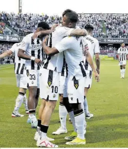  ?? Gabriel Utiel ?? Raúl Sánchez y Douglas Aurélio celebran un gol en el Estadio Castalia.