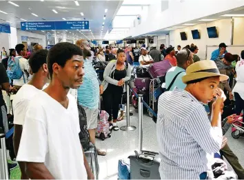  ?? AFP ?? Gedränge am Flughafen in Miami: Die Leute wollen sich vor Irma in Sicherheit bringen.