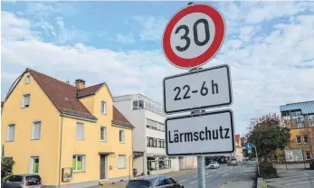  ?? FOTO: GERD MÄGERLE ?? Die Kolpingstr­aße ist ein Bereich im Zuge der innerstädt­ischen B 312, für den die Stadtverwa­ltung auch tagsüber Tempo 30 vorgeschla­gen hatte. Eine Mehrheit im Bauausschu­ss sah dies allerdings anders.