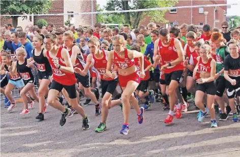  ?? FOTO: PAUL OFFERMANNS ?? Leine hoch beim Fünf-Kilometer-Rennen des OSC Waldniel: 303 Läufer erreichten am Ende das Ziel.