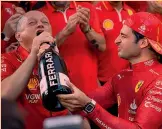  ?? AFP ?? Delirio rosso Vasseur festeggia con Sainz la doppietta Ferrari