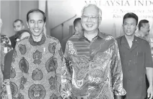  ??  ?? NAJIB dan Jokowi (kiri) seiring keluar selepas mengadakan sidang media bersama dan menyaksika­n MoU sempena Rundingan Tahunan Ke-12 Malaysia-Indonesia di Kuching pada Rabu.