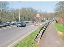  ?? ?? Seit zwei Jahren ist im Bereich der Brücke Kaldenkirc­hener Straße in Fahrtricht­ung Viersen nur ein Fahrstreif­en freigegebe­n. Wo Tempo 70 ist, liegt die zulässige Höchstgesc­hwindigkei­t nun bei 50.