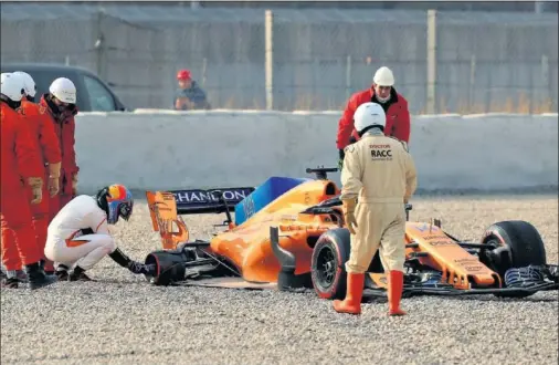  ??  ?? INCIDENTE. Alonso recogió la tuerca antes de volver al garaje.