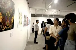  ?? ?? Art enthusiast­s during the launch of Bulwagang Roberto Chabet