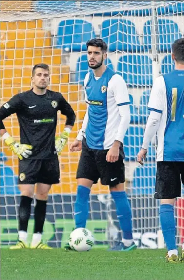  ??  ?? DESOLACIÓN. Iván y Román lamentan uno de los goles marcados por el Badalona.