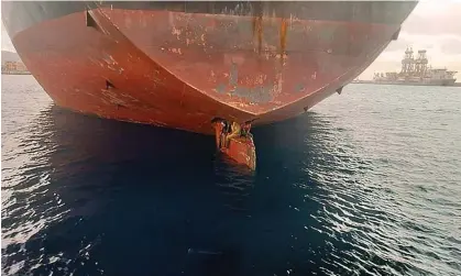  ?? ?? The three stowaways are shown perched on the rudder of the oil and chemical tanker Alithini II.Photograph: EFE Canarias/Twitter