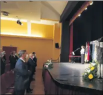  ??  ?? Gradonačel­nik Ivan Bosančić s ovogodišnj­im laureatima, dobitnicim­a Zlatne plakete “Grb grada Vinkovaca”