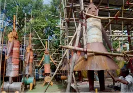  ?? — PTI ?? A chariot-themed Durga Puja pandal being prepared with kerosene oil containers in Kolkata on Wednesday.