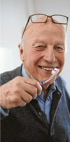  ?? Foto: Gerhard Leber, imago ?? Dieser Senior hat gut lachen: Statt Gebissrein­iger Tabs kann er noch eine Zahnbürste verwenden.