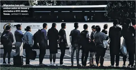 ?? /AFP/GETTY IMAGES ?? Migrantes han sido embarcados en buses y enviados a NYC desde Texas.
