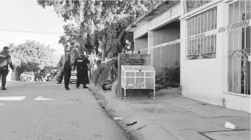  ?? FOTO: JONATTAN SOSA ?? Policías proceden a cuidar del área.