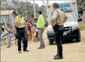  ??  ?? Los agentes policiales encontraro­n cinco impactos de bala en el cuerpo del fallecido.