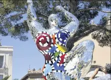  ?? (Photo S.L.) ?? Ornée de mosaïques en céramique, l’une des danseuses monumental­es de Niki Saint-Phalle pose pour les touristes sur les quais tropéziens.