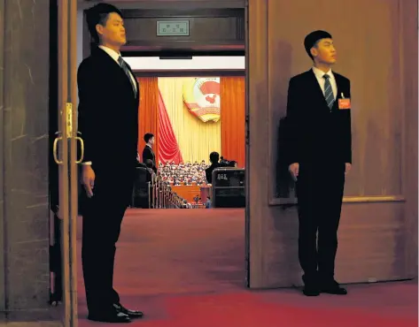  ??  ?? Sicherheit­spersonal bewacht den Eingang zum Plenarsaal in der „Großen Halle des Volkes“in Peking. Die etwa 3000 Mitglieder des Nationalen Volkskongr­esses tagen hier mehr als zwei Wochen lang.