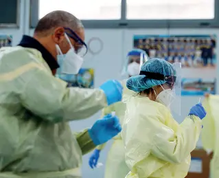  ??  ?? Gli esami Personale sanitario si prepara per effettuare i tamponi