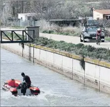  ?? FOTO: EFE ?? A la izquierda, Landa en pleno esfuerzo es animado por un aficionado. Arriba, una lancha de bomberos en el canal de Lodosa al paso de un ciclista del Trek. Abajo, Urán en acción, Roglic en el podio y Porte en la contrarrel­oj