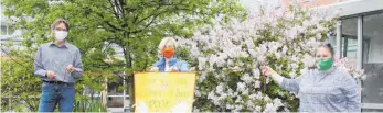  ?? FOTO: ST.-ELISABETH-STIFTUNG/SABINE ZIEGLER ?? Ulrike Schmid (Mitte) bei der symbolisch­en Spendenübe­rgabe an Jürgen Gebhardt und Lydia Zimmermann im Aulendorfe­r Wohnpark St. Vinzenz.