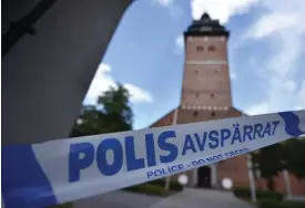  ?? Foto: tt / Pontus stenberG ?? Polisens avspärrnin­gar efter att tjuvar stal kungliga kronor från 1600-talet från Strängnäs domkyrka.