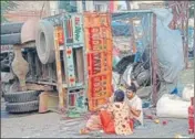  ?? HT PHOTO ?? The mangled remains of the truck on the Doraha highway near Ludhiana on Wednesday. ■